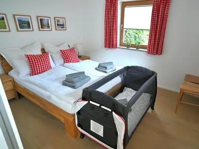 Ein Bett oder Betten in einem Zimmer der Unterkunft FEWO RISSERKOGEL das Original mit großem Garten