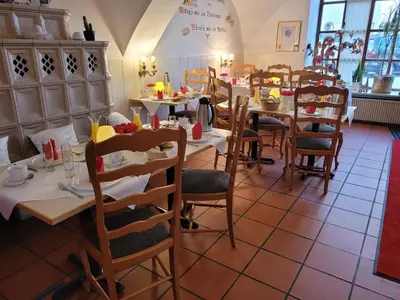 Ein Restaurant oder anderes Speiselokal in der Unterkunft Pension Benedikt