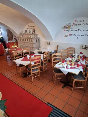 Ein Restaurant oder anderes Speiselokal in der Unterkunft Pension Benedikt