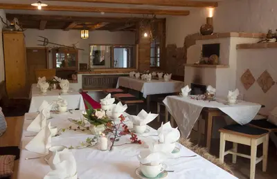 Ein Restaurant oder anderes Speiselokal in der Unterkunft Appartement - Ferienwohnung - FeWo Obernkammer