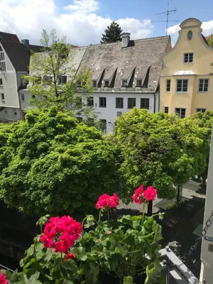 Ein Garten an der Unterkunft #1 AUGSBURG Altstadtjuwel