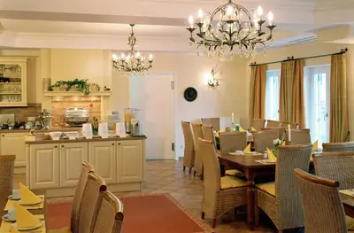 Ein Restaurant oder anderes Speiselokal in der Unterkunft Ampervilla Hotel