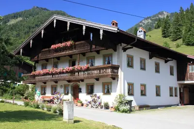 Ein allgemeiner Bergblick oder ein Berglick von des Bauernhofs aus