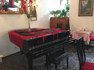 Ein Restaurant oder anderes Speiselokal in der Unterkunft Hotel Montree