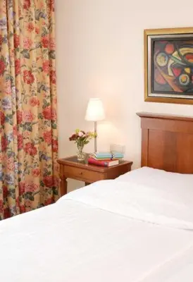 Ein Bett oder Betten in einem Zimmer der Unterkunft Hotel Deutsches Theater Stadtzentrum