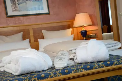 Ein Bett oder Betten in einem Zimmer der Unterkunft The Monarch Hotel
