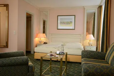 Ein Sitzbereich in der Unterkunft The Monarch Hotel