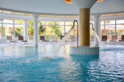 Der Swimmingpool an oder in der Nähe von The Monarch Hotel