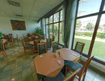 Ein Restaurant oder anderes Speiselokal in der Unterkunft AMBER ECONTEL