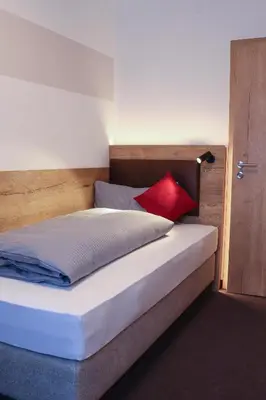 Ein Bett oder Betten in einem Zimmer der Unterkunft Gasthof zur Brücke