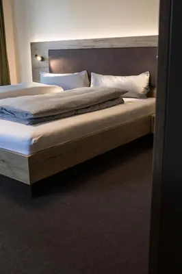 Ein Bett oder Betten in einem Zimmer der Unterkunft Gasthof zur Brücke