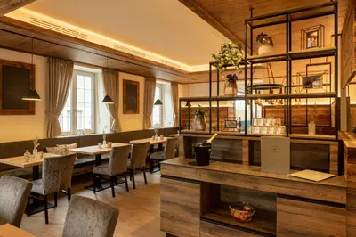 Ein Restaurant oder anderes Speiselokal in der Unterkunft Gasthof zur Brücke