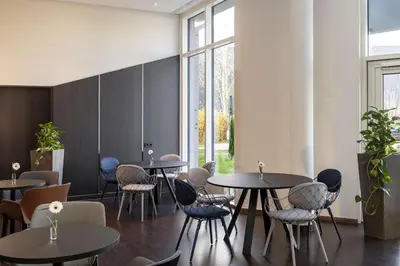 Ein Sitzbereich in der Unterkunft NH München Airport