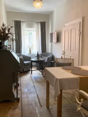Ein Sitzbereich in der Unterkunft Pension Chapeau
