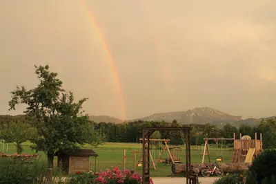 Ein allgemeiner Bergblick oder ein Berglick von des Bauernhofs aus