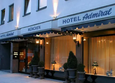 Eine Fassade oder ein Eingang zu Hotel Admiral
