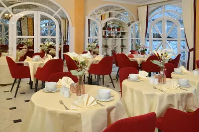 Ein Restaurant oder anderes Speiselokal in der Unterkunft Hotel Aurbacher Hof GmbH