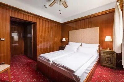 Ein Bett oder Betten in einem Zimmer der Unterkunft Hôtel du Train