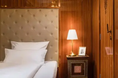 Ein Bett oder Betten in einem Zimmer der Unterkunft Hôtel du Train