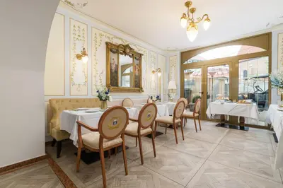 Ein Sitzbereich in der Unterkunft Hôtel du Train