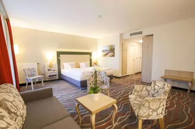 Ein Bett oder Betten in einem Zimmer der Unterkunft Hotel Bayerischer Hof Miesbach, BW Premier Collection