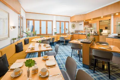 Ein Restaurant oder anderes Speiselokal in der Unterkunft Hotel Am Nockherberg