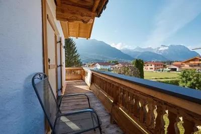 Ein allgemeiner Bergblick oder ein Berglick von des Aparthotels aus
