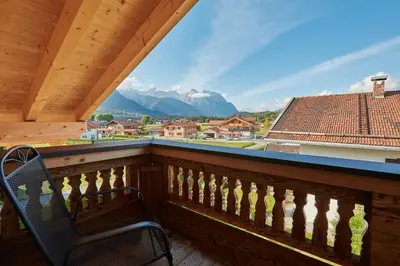 Ein allgemeiner Bergblick oder ein Berglick von des Aparthotels aus
