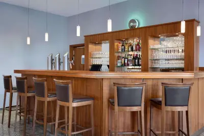 Lounge oder Bar in der Unterkunft Ramada by Wyndham München Airport