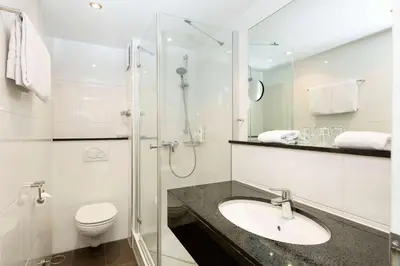Ein Badezimmer in der Unterkunft Ramada by Wyndham München Airport