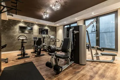 Das Fitnesscenter und/oder die Fitnesseinrichtungen in der Unterkunft BLOCK Hotel & Living