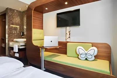 Ein Bett oder Betten in einem Zimmer der Unterkunft Cocoon Stachus