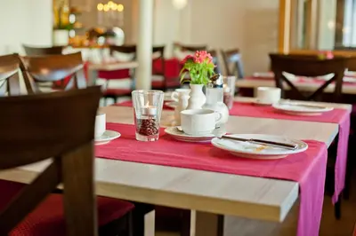 Ein Restaurant oder anderes Speiselokal in der Unterkunft Würmtaler Gästehaus
