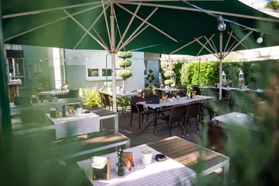 Ein Restaurant oder anderes Speiselokal in der Unterkunft Hotel Domizil