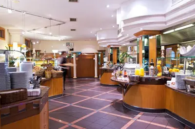 Ein Restaurant oder anderes Speiselokal in der Unterkunft QU Hotel, Trademark Collection by Wyndham