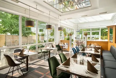 Ein Restaurant oder anderes Speiselokal in der Unterkunft QU Hotel, Trademark Collection by Wyndham