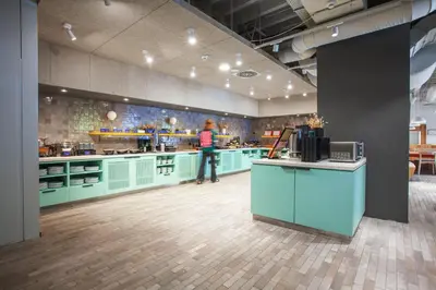 Ein Restaurant oder anderes Speiselokal in der Unterkunft MEININGER Hotel München Zentrum