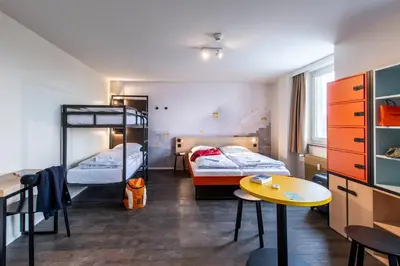 Ein Bett oder Betten in einem Zimmer der Unterkunft MEININGER Hotel München Zentrum