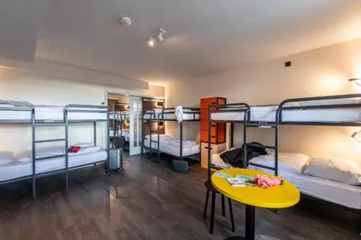 Ein Bett oder Betten in einem Zimmer der Unterkunft MEININGER Hotel München Zentrum