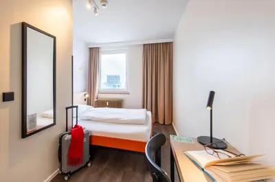 Ein Bett oder Betten in einem Zimmer der Unterkunft MEININGER Hotel München Zentrum
