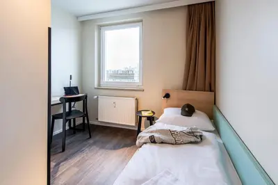 Ein Bett oder Betten in einem Zimmer der Unterkunft MEININGER Hotel München Zentrum