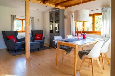 Ein Sitzbereich in der Unterkunft Alpenchalet Sachrang