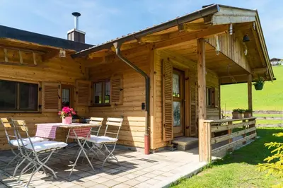 Das Gebäude in dem sich das Ferienhaus befindet