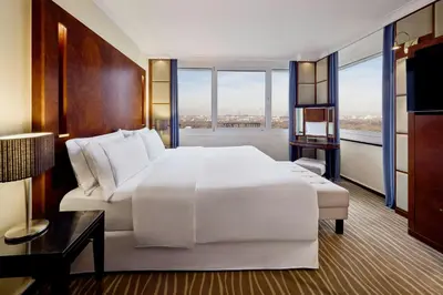 Ein Bett oder Betten in einem Zimmer der Unterkunft The Westin Grand Munich