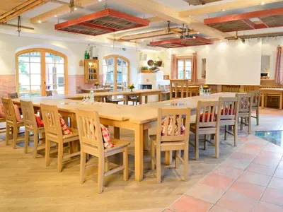 Ein Restaurant oder anderes Speiselokal in der Unterkunft Berggasthof Hotel Duftbräu I Ruhige Alleinlage I Mitten im Grünen