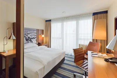Ein Bett oder Betten in einem Zimmer der Unterkunft Arthotel Ana im Olympiapark