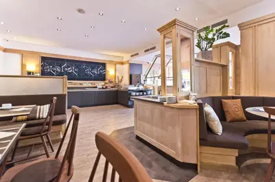 Ein Sitzbereich in der Unterkunft Arthotel Ana im Olympiapark