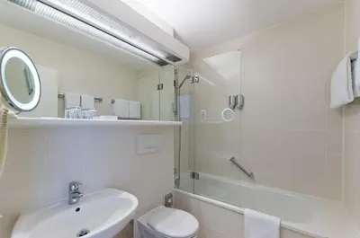Ein Badezimmer in der Unterkunft Arthotel Ana im Olympiapark