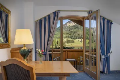 Ein allgemeiner Bergblick oder ein Berglick von des Hotels aus