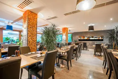 Ein Restaurant oder anderes Speiselokal in der Unterkunft MEAT UND STAY Hotel